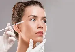 Vrouw krijgt een behandeling met spierontspanners in het gezicht bij Clinic3D in Hasselt