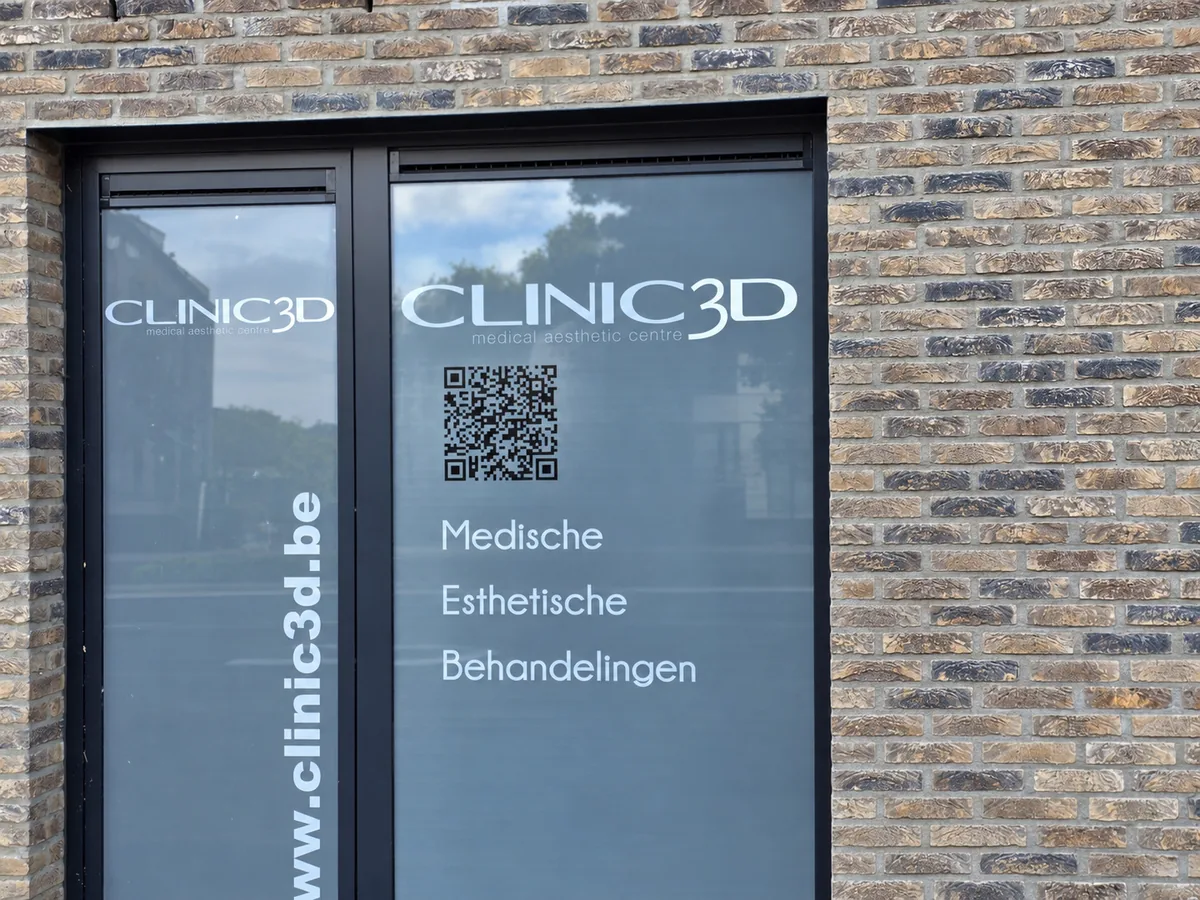 Het raam van Clinic3D met het logo en de tekst Medische Esthetische Behandelingen